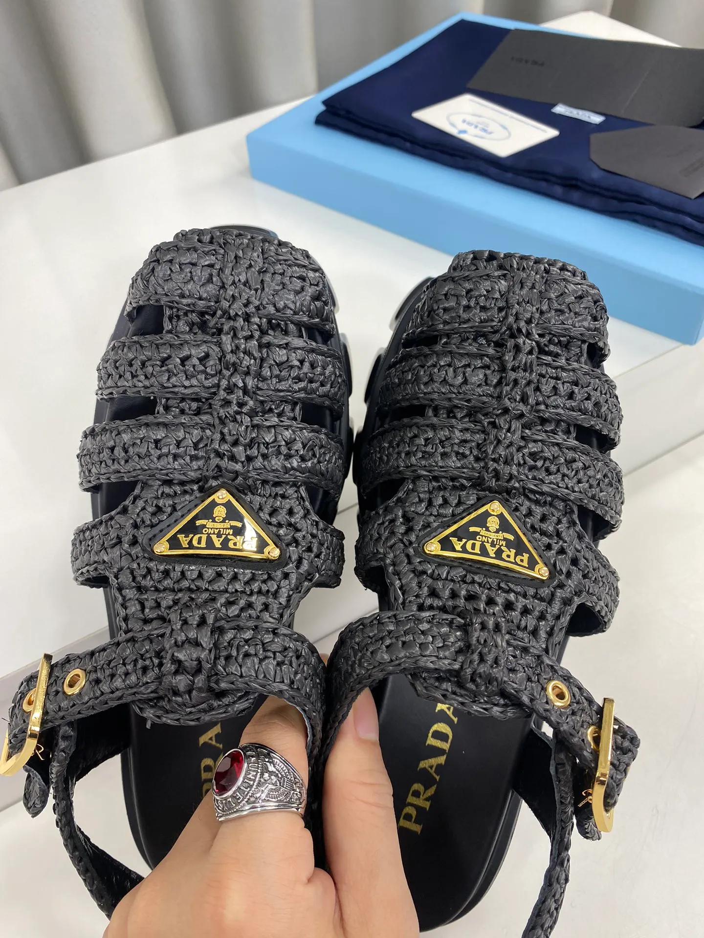 👟👟Ex-factory price 600👟👟 Prada’s latest bamboo cage weaving thick-soled triangle buckle sandals☑️ Latest environmentally friendly PP material, fully handmade crochet, just like knitting sweaters, slow work and meticulous work, retro fashionable thick-soled shoes, with woven uppers, making the whole pair of shoes light and comfortable, bright colors, satisfying a variety of choices for fashionable people with different styles! The iconic metal triangle logo is paired with the shape of ancient beach sandals. Every design element is fashionable! Size: Women's 35-39 (34, 40, custom-made, non-returnable) Full set of counter original packaging